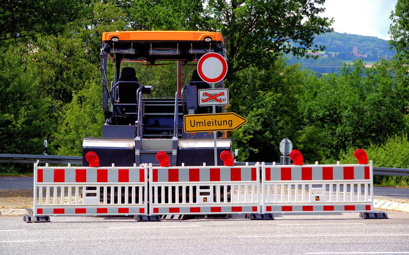 Straßensperrung mit Umleitung - Bild von Gerald Schmidtkunz / Pixabay