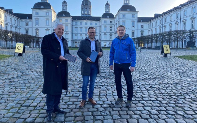 v.l.n.r.: Rainer Deppe MdL, Tobias Kelter (Geschäftsführer „Das Bergische“), Kreisdirektor Dr. Erik Werdel (Vorsitzender der Gesellschafterversammlung der Naturarena Bergisches Land GmbH) - Foto: Das Bergische