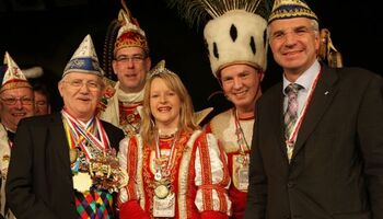 v.l.: Landtagsvizepräsident Edgar Moron, Prinz Sebastian I. mit Jungfrau Monika und Bauer Tobias aus Ober-Odenthal gemeinsam mit dem Landtagsabgeordneten Rainer Deppe