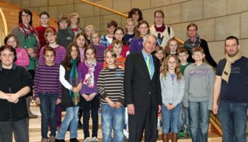 Grundschüler der Klasse 4B Grundschule Witzhelden aus Leichlingen mit Rainer Deppe MdL im Landtag.