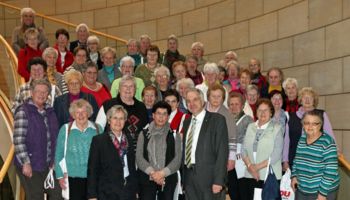 Gruppenfoto: Margret Vosseler MdL, Rainer Deppe MdL und rund 50 Landfrauen der Ortsverbände Wermelskirchen und Burscheid.