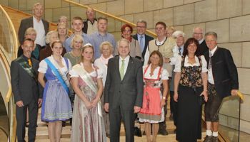 Auf Einladung des Landtagsabgeordneten Rainer Deppe trafen sich Abordnungen der Heimat- und Erntevereine zum 11. Rheinisch-Bergischen Erntepaartreffen im Düsseldorfer Landtag.