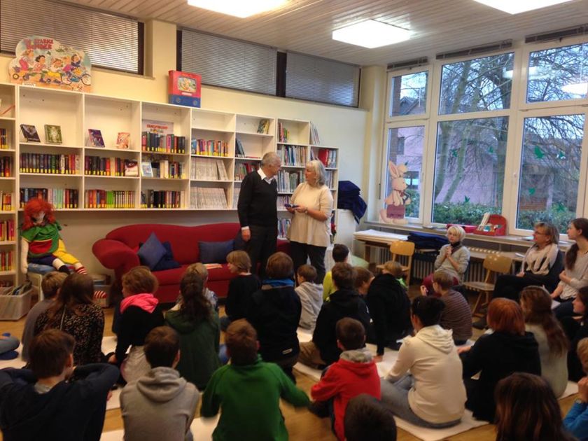 Rainer Deppe beim bundesweiten Vorlesetag in der Schule "Die gute Hand"
