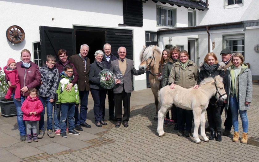 Auf Gut Beningsfeld in Refrath wurde die Trophäe jetzt von Landrat Dr. Hermann-Josef Tebroke und dem Vorsitzenden der Züchterzentrale Rainer Deppe MdL an Josef Borsbach in Anwesenheit der Familie und der Vorsitzenden aller Tiersparten überreicht.