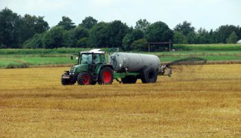 Traktor beim Gülle ausbringen von Thomas Max Müller / pixelio.de