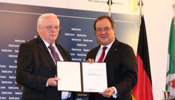 Ministerpräsident Armin Laschet vergibt Peter Hillebrand den Verdienstorden des Landes Nordrhein-Westfalen.