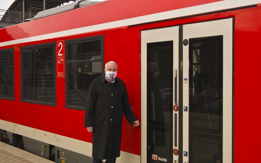 Rainer Deppe vor der RB 25