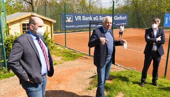 v. l. n. r.: Overaths Bürgermeister Christoph Nicodemus, NRW-Landtagsabgeordneter Rainer Deppe und Vereinsvorsitzender des Heiligenhausener Sportvereins Oliver Hahn