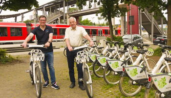 Stephan Santelmann und Rainer Deppe an der Radstation Overath