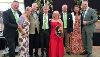 Rainer Deppe überbringt Glückwunsche an das neue Maikönigspaar in Eikamp