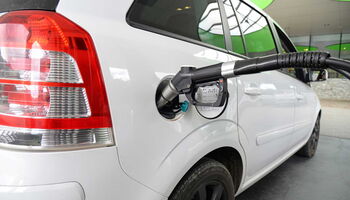 Erdgasfahrzeug während des Tankens von fotoART by Thommy Weiss / pixelio.de