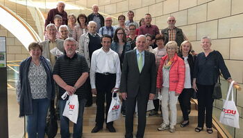 28 Bürgerinnen und Bürger aus dem Rheinisch-Bergischen Kreis konnte Rainer Deppe bei strahlendem Sonnenschein in Düsseldorf begrüßen.
