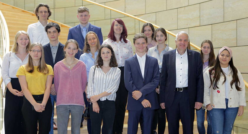 Der rheinisch-bergische Abgeordnete Rainer Deppe begrüßte die besten Abiturienten aus seinem Wahlkreis im Landtag.