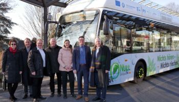 Zum offiziellen Start der Linie vom Busbahnhof in Bensberg zum Flughafen Köln/Bonn trafen sich Landrat Stephan Santelmann, Andrea Blome, Eugen Puderbach, Johannes Dünner, Ursula Ehren, Andreas Wolter und Rainer Deppe