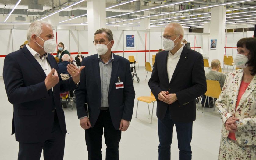 Bundestagsabgeordneter Dr. Hermann-Josef Tebroke und Landtagsabgeordneter Rainer Deppe bedanken sich beim Impfzentrum in der RheinBerg Galerie in Bergisch Gladbach