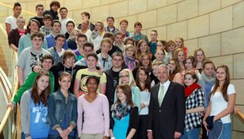 Gruppenfoto mit Rainer Deppe und 50 Schüler der beiden 10er-Klassen der Gesamtschule Kürten unter der Leitung ihrer Lehrerin Anne Jelinek.