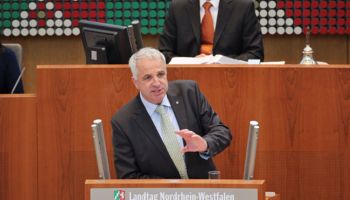 Rainer Deppe während einer Rede im Landtag