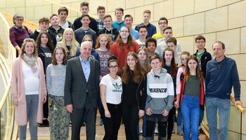 30 Schülerinnen und Schüler der Gesamtschule Leverkusen-Schlebusch waren zu Gast bei Rainer Deppe in Düsseldorf