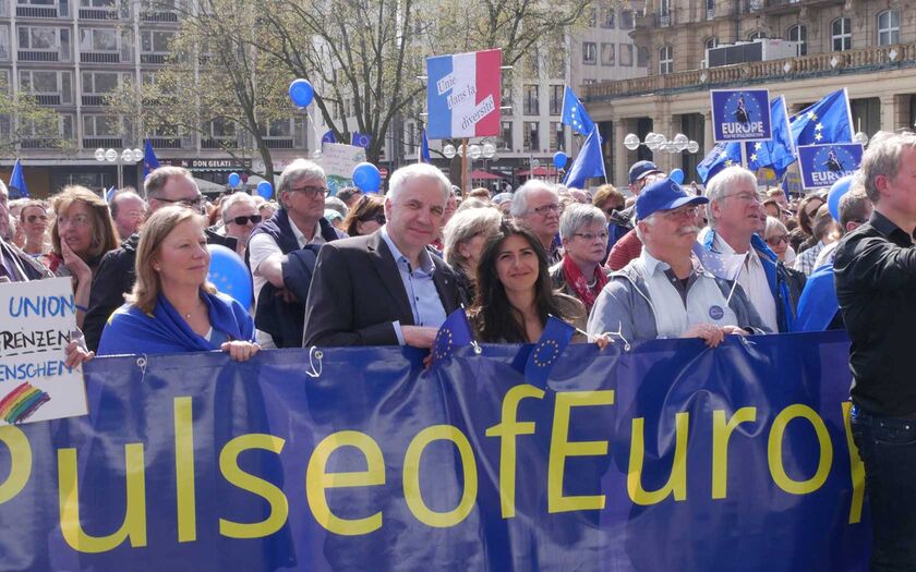 Rainer Deppe mit Serap Güler auf der 'Pulse of Europe' Demonstration in Köln
