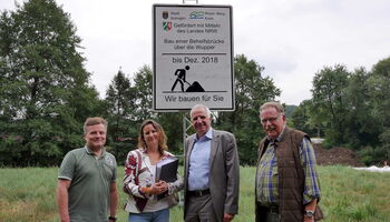 Arne Moritz, Nina Lajios und Rainer Deppe auf der Baustelle der Behelfsbrücke über die Wupper