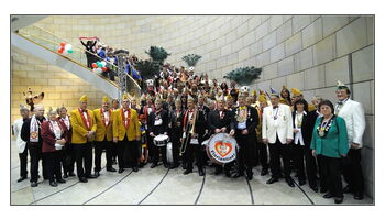 9 Prinzenpaare und Dreigestirne mit Gefolge aus dem Wahlkreis Rheinisch-Bergischer Kreis im Landtag.