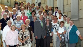 Gruppenfoto des kfd Grunewald aus Wermelskirchen mit Rainer Deppe.