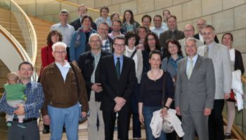 Gruppenfoto: 26 Pfarrern des Evangelischen Kirchenkreises Lennep unter der Leitung von Superintendent Hartmut Demski zu Gast bei Rainer Deppe im Landtag