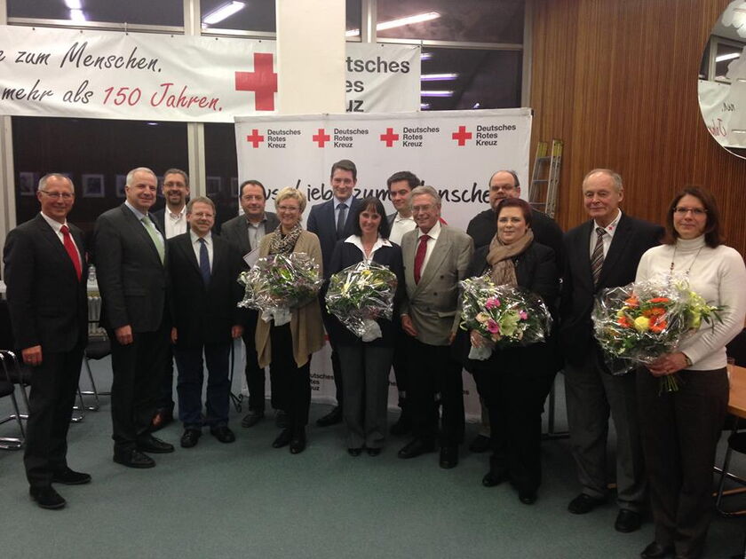 Rainer Deppe und der DRK-Kreisvorstand mit der Vorsitzenden Ingeborg Schmidt im Kreishaus