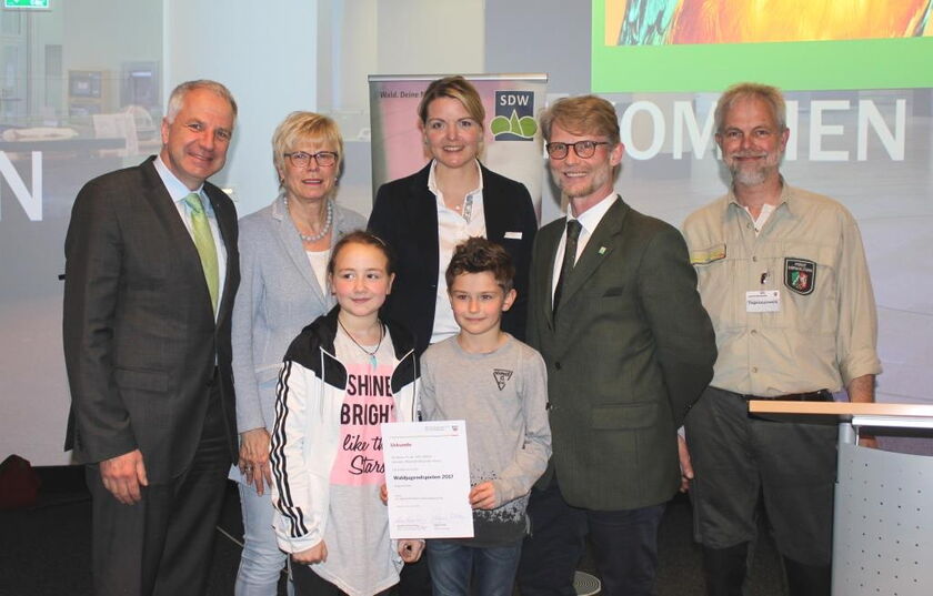 Als eine von landesweit drei Schulklassen wurde die Klasse 4a der Gemeinschaftsgrundschule Sülztal aus Steinenbrück jetzt ausgelost und durfte zur Preisverleihung der Schutzgemeinschaft Deutscher Wald einen Tag im Landtag in Düsseldorf verbringen.