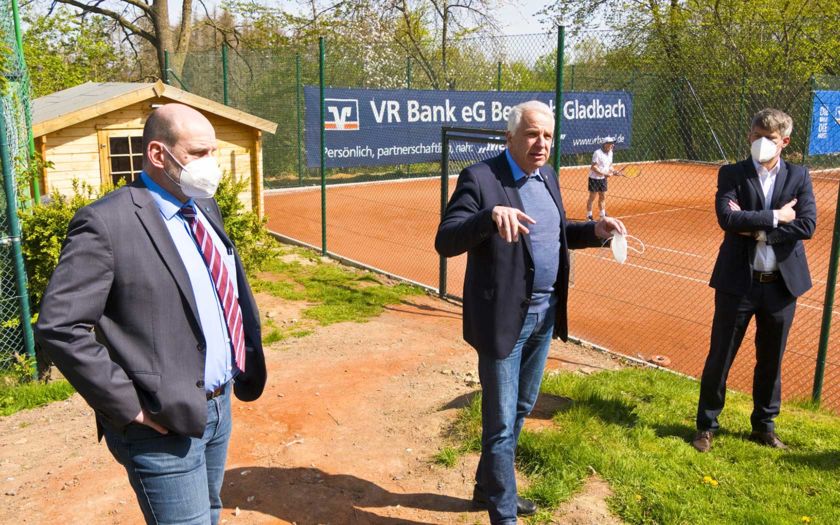v. l. n. r.: Overaths Bürgermeister Christoph Nicodemus, NRW-Landtagsabgeordneter Rainer Deppe und Vereinsvorsitzender des Heiligenhausener Sportvereins Oliver Hahn