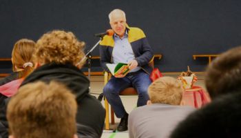 Rainer Deppe beim Vorlesetag in der Schule „Die Gute Hand“ Kürten - Quelle: Förderschule „Die gute Hand“ Kürten