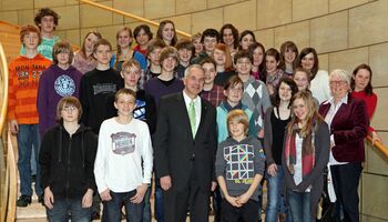 Rainer Deppe mit Schülerinnen und Schülern des Dietrich-Bonhoeffer-Gymnasium Bergisch Gladbach.