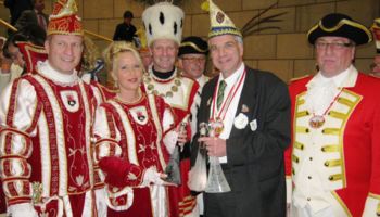 Das Dabringhauser Dreigestirn: Prinz Frank II. und Prinzessin Gaby I. mit Bauer Reinhard I., Adjutant Wilfried Peters (dahinter), Rainer Deppe, Prinzenführer Harry Tiede.
