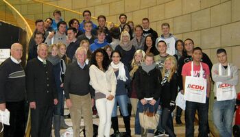 Zwei Ausbildungslehrgänge "Mediendesigner inkl. Fachhochschulreife" des b.i.b. Bergisch Gladbach besuchen Rainer Deppe im Landtag