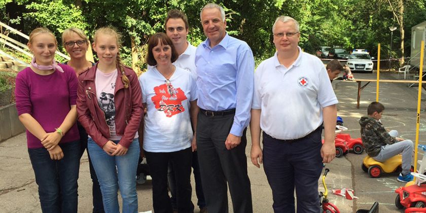 Rainer Deppe besucht Notunterkunft für Flüchtlinge in Bergisch Gladbach-Sand