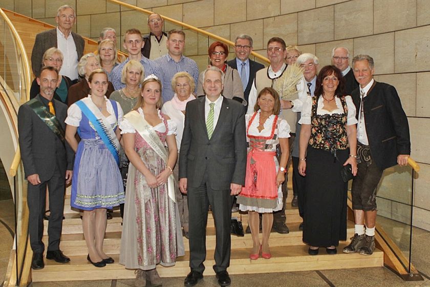 Auf Einladung des Landtagsabgeordneten Rainer Deppe trafen sich Abordnungen der Heimat- und Erntevereine zum 11. Rheinisch-Bergischen Erntepaartreffen im Düsseldorfer Landtag.
