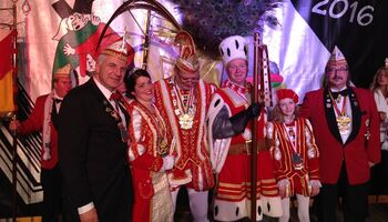 Rainer Deppe und das Sülztaldreigestirn mit Prinz Raymond, Bauer Manni, Jungfrau Jacqueline im Festzelt in Steinenbrück