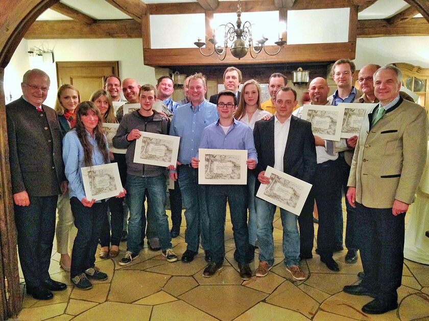 17 frischgebackenen Jägern durfte Rainer Deppe gemeinsam mit dem Vorsitzenden der Kreisjägerschaft des Rheinisch-Bergischen Kreises, Hubertus Prinz zu Sayn-Wittgenstein ihre Jägerbriefe überreichen.