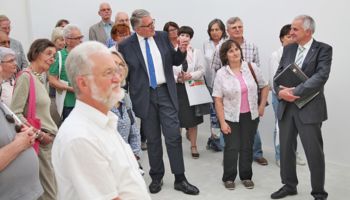 32 Interessierte des Kulturvereins Burscheid e. V. mit Prof. Dr. Thomas Sternberg und Rainer Deppe im Raum der Stille im Landtag