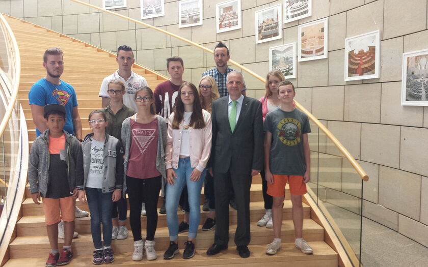 Elf engagierte, junge Leute der Evangelischen Jugendhilfe Bergisch Land konnte Rainer Deppe gemeinsam mit ihrem Begleiter Thorsten Zajac im Landtag begrüßen.