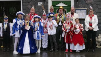 Kinderdreigestirne beim traditionellen Hähnchenessen