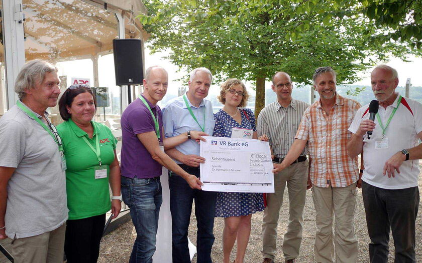 In Vertretung des Schirmherrn Hermann-Josef Tebroke konnte sich Rainer Deppe bei den Initiatoren Herrn Brochhaus, Herrn Rheinländer und Herrn Strathmann, sowie Sponsoren und Teilnehmern bedanken und den Scheck überreichen.