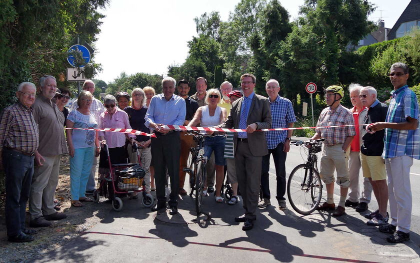 Zum Abschluss der Bauarbeiten trafen sich heute in Schildgen Anwohner, Radwegnutzer, lokale Politiker mit Landrat Stephan Santelmann und dem Landtagsabgeordneten Rainer Deppe zu einem symbolischen Banddurchschnitt.