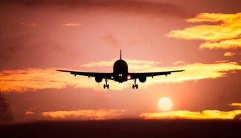 Flugzeug im Sonnenuntergang von magann / pixelio.de