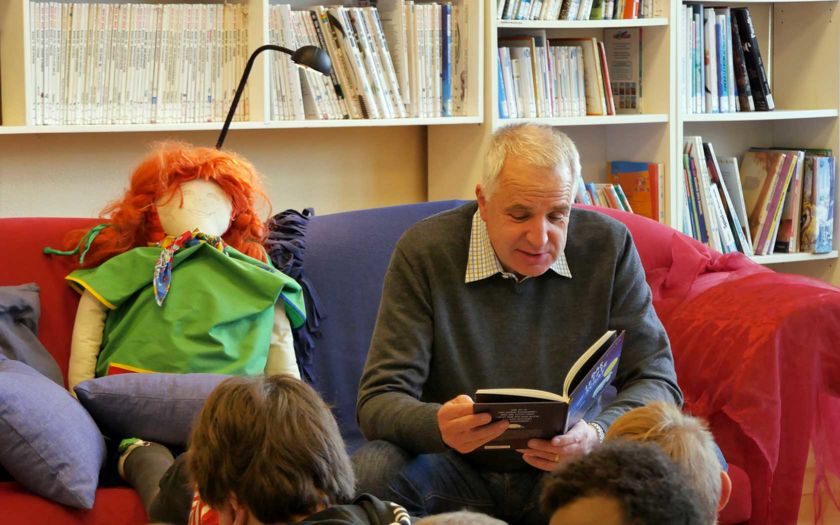 Rainer Deppe beim Vorlesetag in der Schule „Die Gute Hand“ Kürten