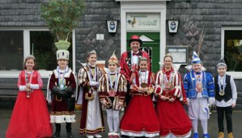 Kinderdreigestirne beim traditionellen Hähnchenessen