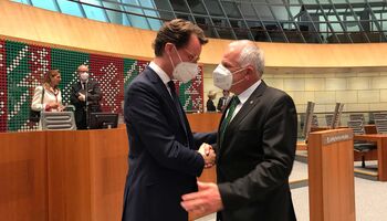 Rainer Deppe gratuliert Hendrik Wüst zur Wahl des Ministerpräsidenten NRW