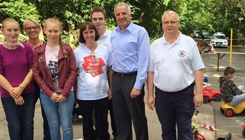 Rainer Deppe besucht Notunterkunft für Flüchtlinge in Bergisch Gladbach-Sand