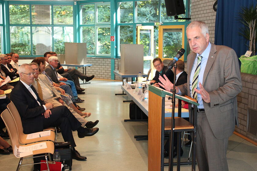 Rainer Deppe spricht auf dem Kreisparteitag