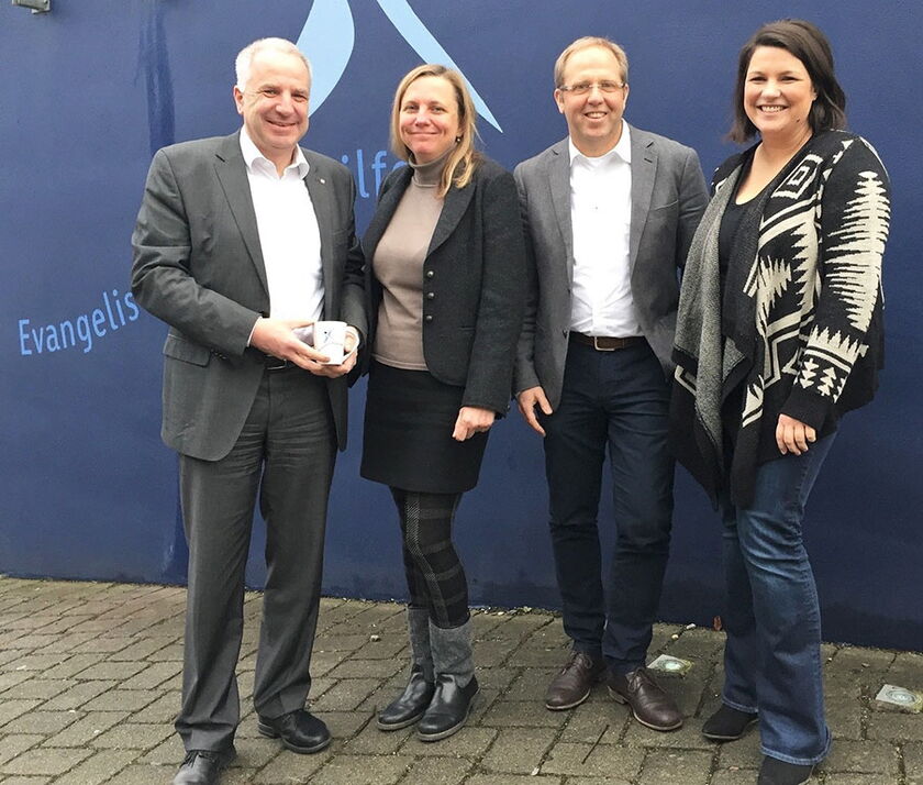 Geschäftsführerin der evangelischen Jugendhilfe Bergisch Land Silke Gaube und die Mitarbeiter Jörg Löwe und Melanie Grobe standen dem Landtagsabgeordneten Rainer Deppe Rede und Antwort.